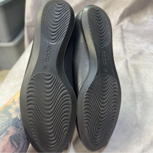 Ecco Touch Ballerina 2.0 Black Snakeskin Leather Loafers
Size 40 (US 9/9.5) - Picture 6 of 6